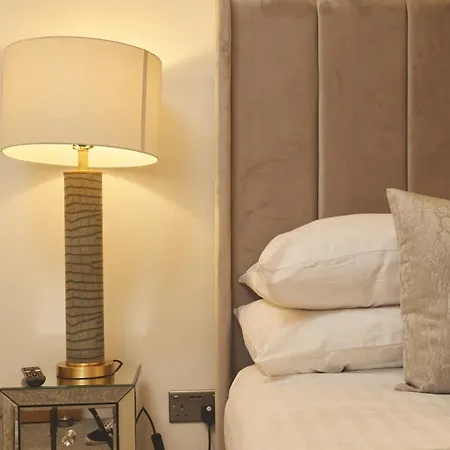 Deluxe Riverside Balcony &free Parking Leeds (West Yorkshire)