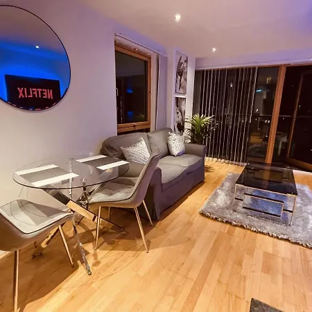 Deluxe Riverside Balcony &free Parking Leeds (West Yorkshire)