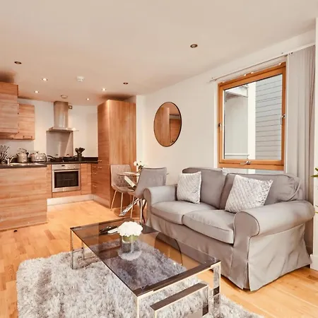 Deluxe Riverside Balcony &free Parking Apartment *