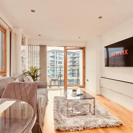 Deluxe Riverside Balcony &free Parking Apartment *