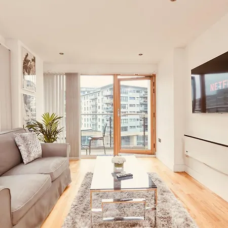 Deluxe Riverside Balcony &free Parking Leeds (West Yorkshire)