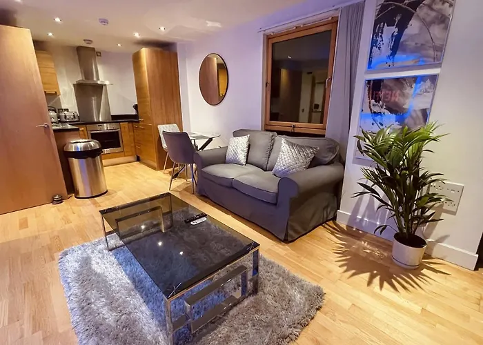 Deluxe Riverside Balcony &free Parking Apartment