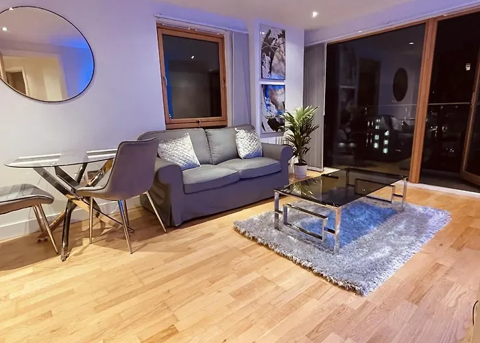 Deluxe Riverside Balcony &free Parking Apartment Leeds (West Yorkshire)