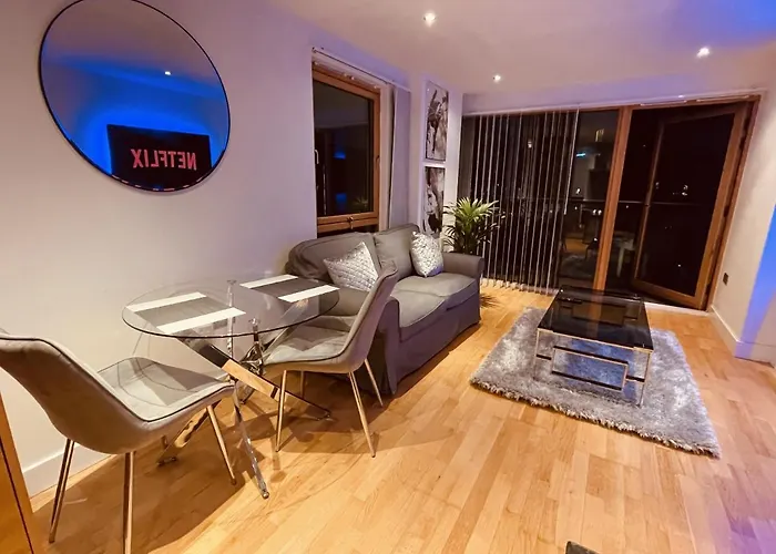 Deluxe Riverside Balcony &free Parking Leeds (West Yorkshire)