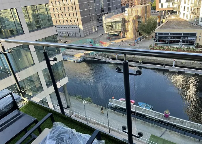 Deluxe Riverside Balcony &free Parking Apartment *