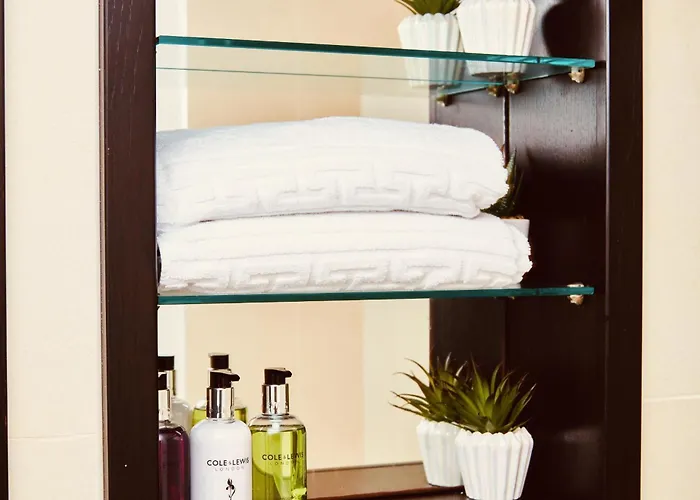 Deluxe Riverside Balcony &free Parking Apartment *