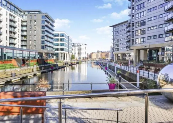 Deluxe Riverside Balcony &free Parking Leeds (West Yorkshire)