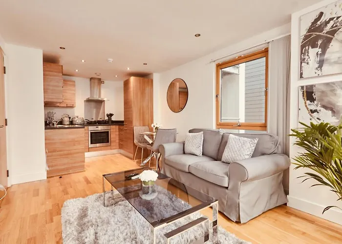 Deluxe Riverside Balcony &free Parking Apartment *