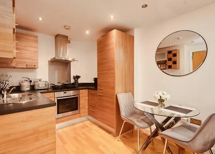 Deluxe Riverside Balcony &free Parking Apartment