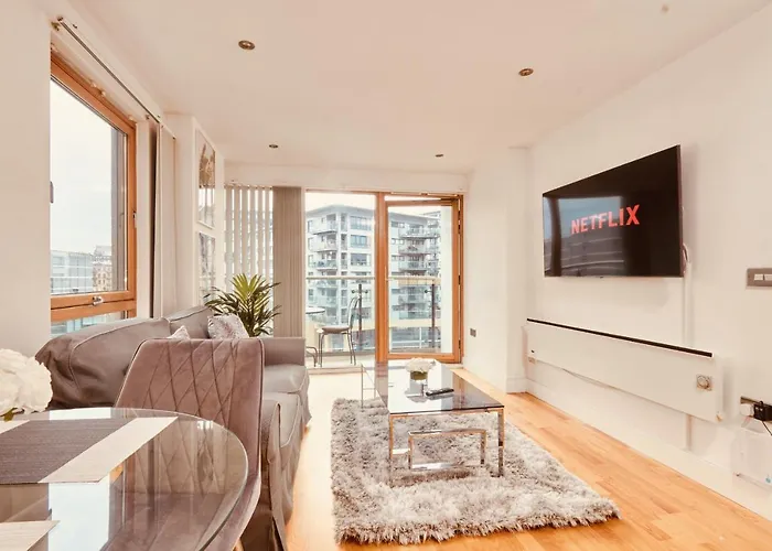 Deluxe Riverside Balcony &free Parking Apartment *