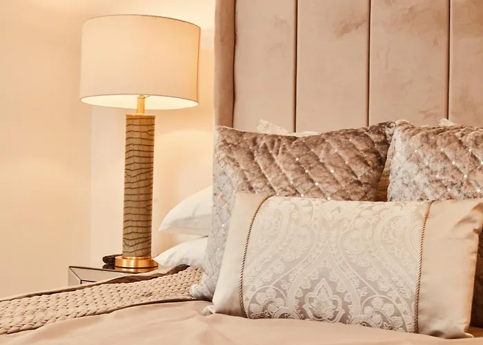 Deluxe Riverside Balcony &free Parking Apartment Leeds (West Yorkshire)