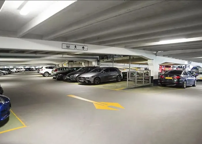 Deluxe Riverside Balcony &free Parking Leeds (West Yorkshire)