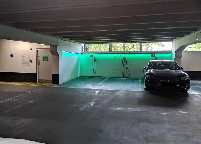 Deluxe Riverside Balcony &free Parking Apartment *