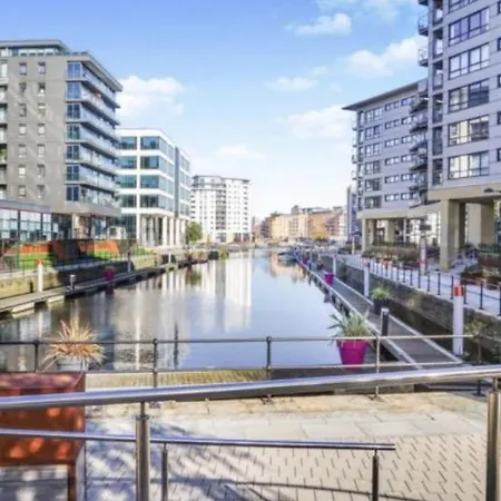 Deluxe Riverside Balcony &free Parking Leeds (West Yorkshire)