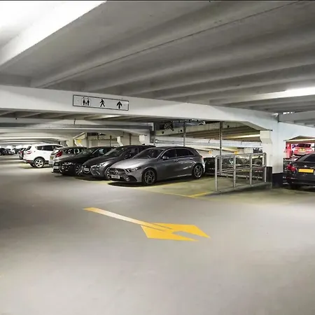 Deluxe Riverside Balcony &free Parking Leeds (West Yorkshire)